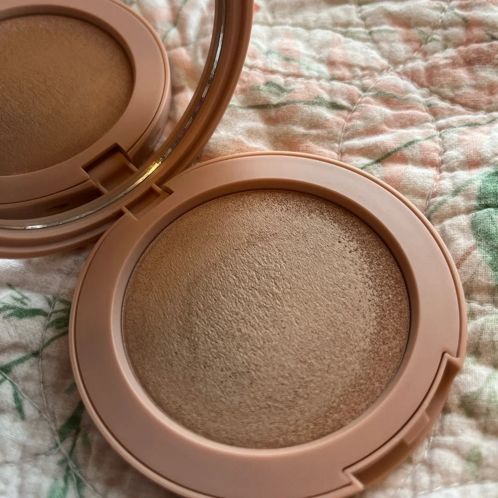 ILIA Sunshift Bronzer - Picture 4 of 5
